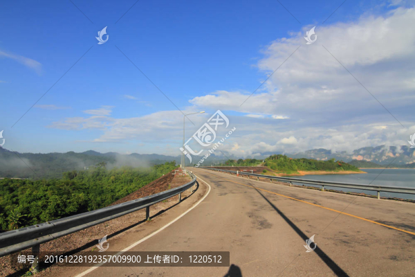 ratchaprapha壩的美麗景觀；泰國(guó)