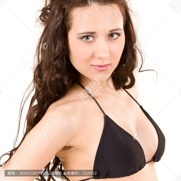 在一個(gè)黑色的比基尼美女