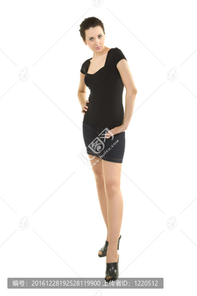 穿著深色衣服站在白色背景上的年輕女子