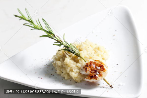 烤Saint,Jacques軟體動(dòng)物對(duì)意大利迷迭香針