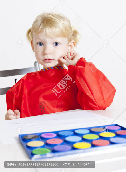 小女孩畫的水彩畫