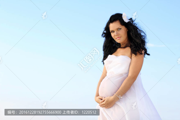 美麗的孕婦對(duì)天空；戶外