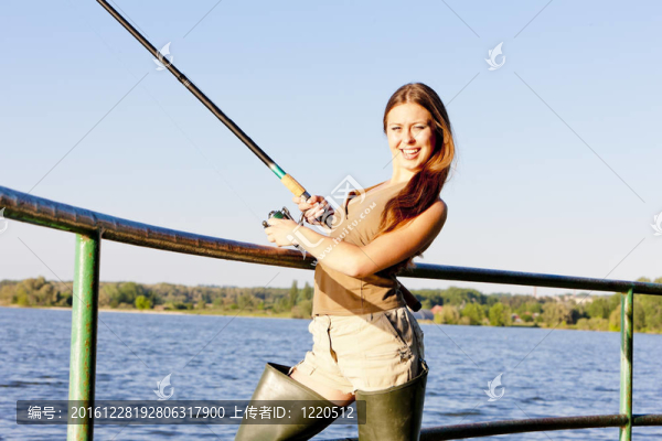 年輕女子在池塘釣魚