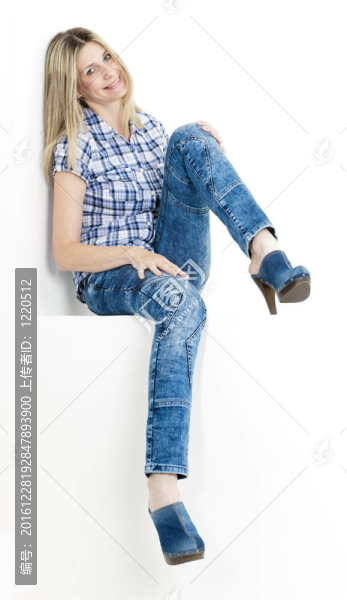 坐著的女人穿著牛仔褲和牛仔木屐