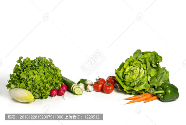 在白色背景上分離的新鮮沙拉和蔬菜