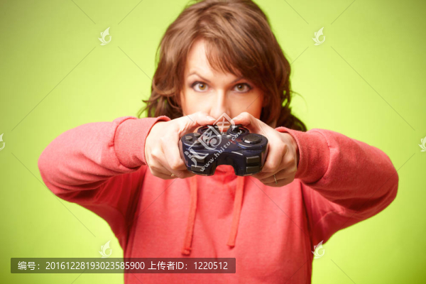 美麗的womanl用手柄玩vieogame