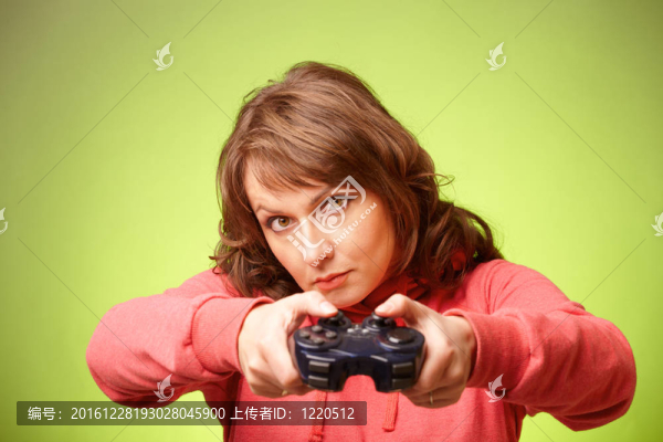 美麗的womanl用手柄玩vieogame