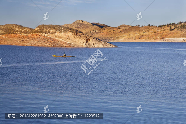 海上獨木舟在科羅拉多的高山湖泊