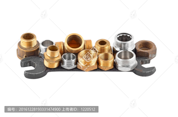 在白色背景上分離的管道和扳手