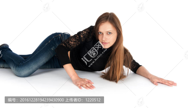美麗的年輕女子躺在地板上