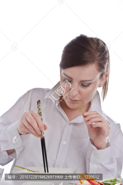 女人用筷子