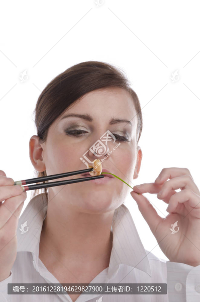 女人用筷子