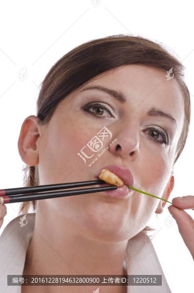 女人用筷子