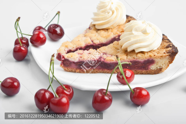 塊櫻桃甜烤蛋糕