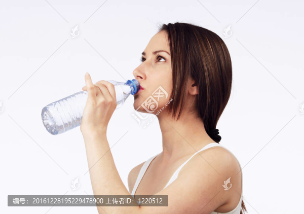 年輕女子飲用水