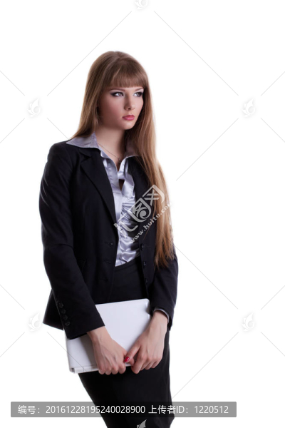 嚴(yán)肅的年輕商業(yè)女性與筆記本電腦