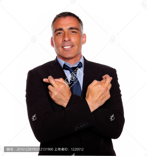 拉丁拉丁男人交叉胳膊和手指