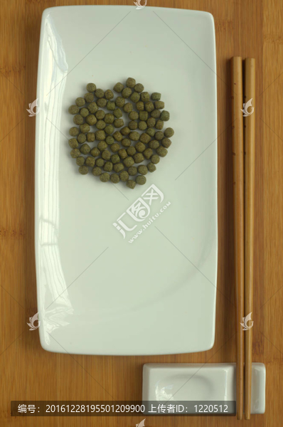 白盤子上的魚食