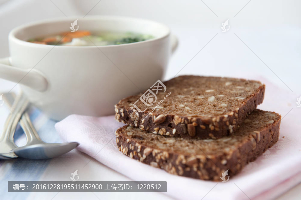 用全麥面包健康湯
