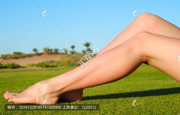 性感女子腿上草