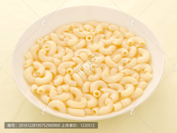 靠近一個(gè)碗通心粉湯