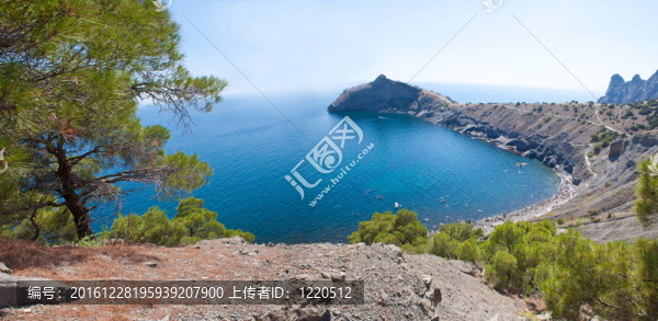 夏天的海岸。蘇達克海灘。黑海；烏克蘭