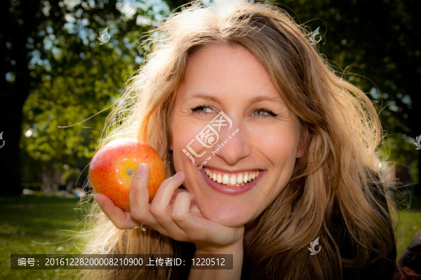 女人笑著蘋果