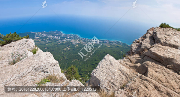 夏天的海岸。雅爾塔海灘。黑海；烏克蘭