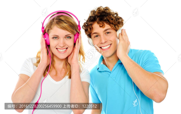 情侶通過耳機欣賞音樂