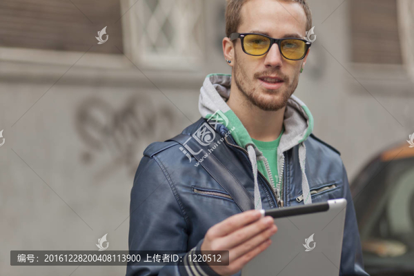 人在街上使用iPad平板電腦