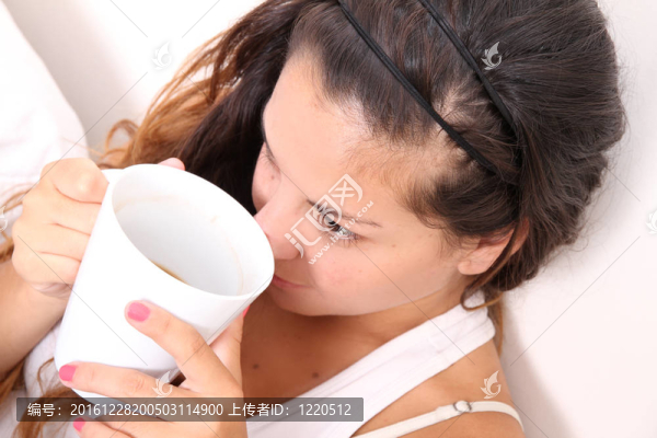 喝咖啡的年輕女孩