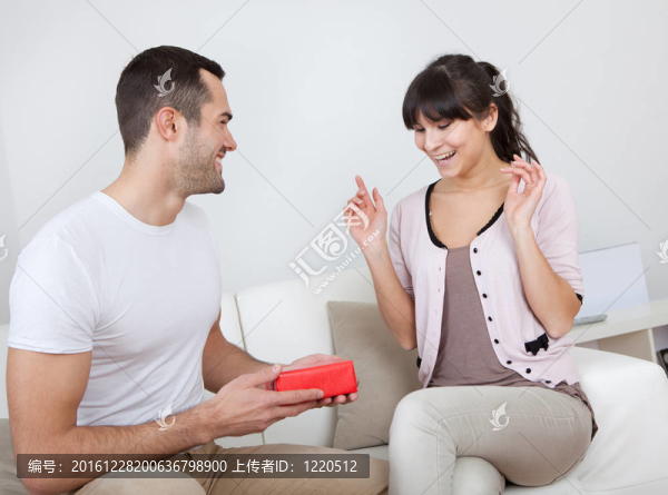 男人送禮物給女人