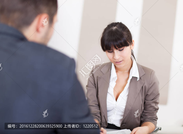 年輕的商人在面試