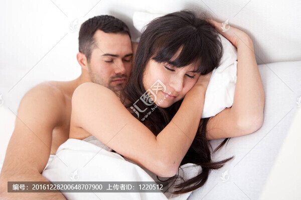 可愛的年輕夫婦睡覺