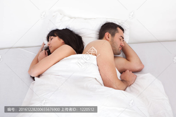 可愛的年輕夫婦睡覺