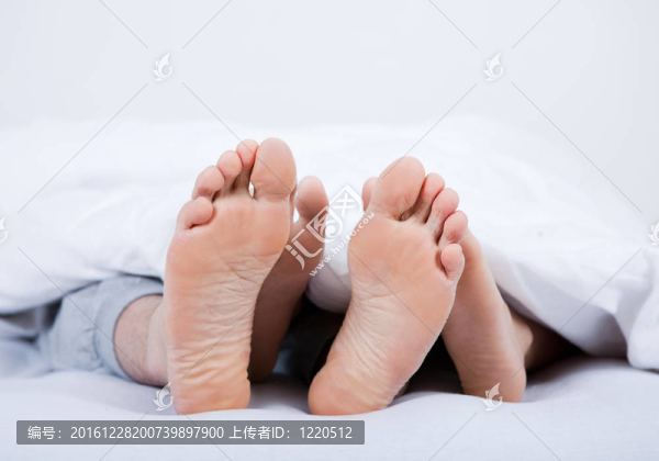 毯子下一對夫婦的腳