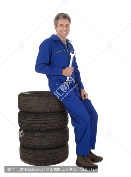 坐在汽車輪胎汽配