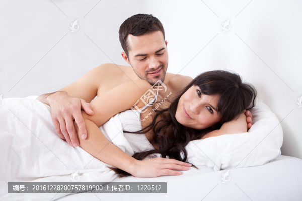 可愛的年輕夫婦睡覺