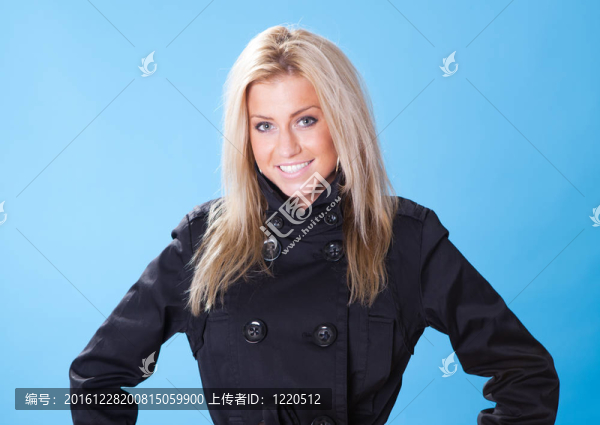 美麗的年輕女子在秋/冬大衣