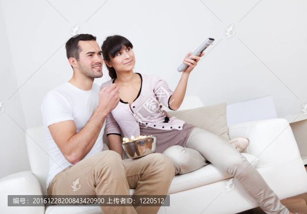 年輕夫婦看電視