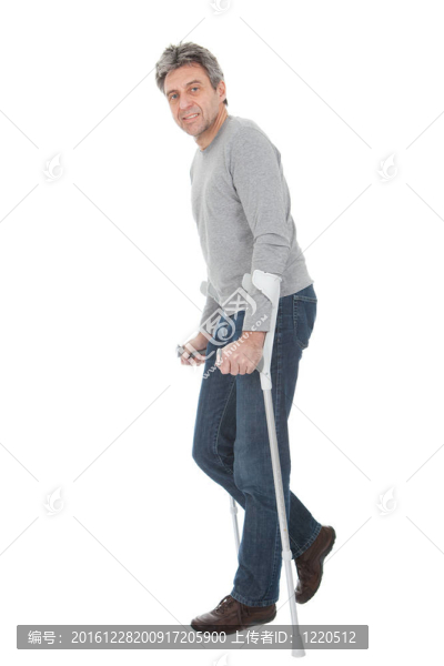 老年男子拄拐杖行走