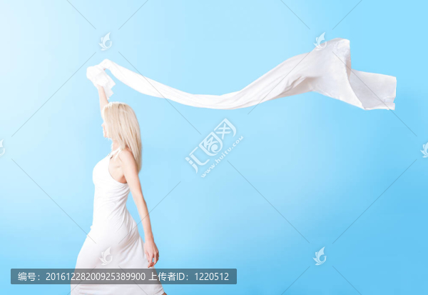美麗女人在夏日服裝中的肖像