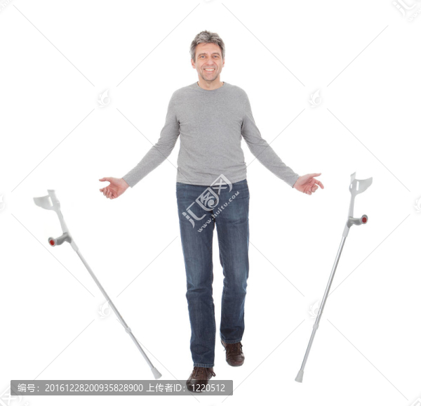 老年男子拄拐杖行走
