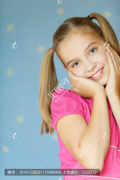 穿紅衣服的少女