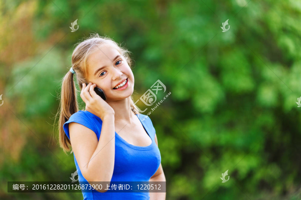 十幾歲的女孩在手機上交談