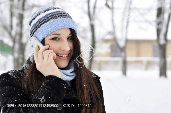 女孩在手機(jī)上說話