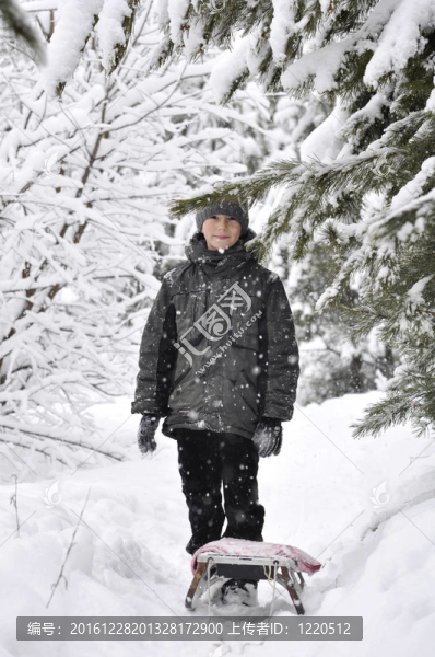 雪橇走的男孩