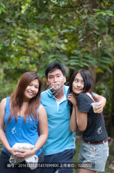 醉酒的亞洲男性與兩名女性在森林