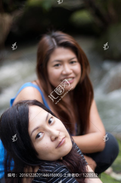 兩位亞洲朋友泰國美女