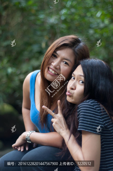 兩位亞洲朋友泰國美女